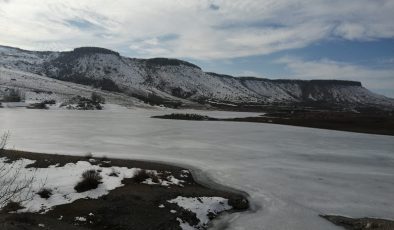 Akköy Barajı buz tuttu