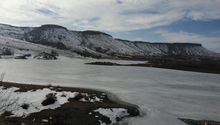 Akköy Barajı buz tuttu