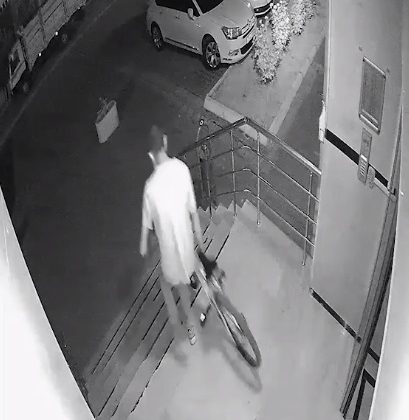 Bisiklet hırsızı kameralara yakalandı