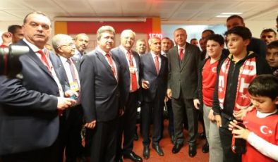 Cumhurbaşkanı Erdoğan, A Milli Futbol Takımını tebrik etti