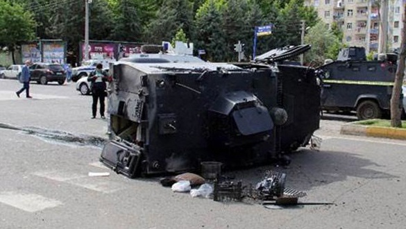 Diyarbakır’ın Dicle İlçesinde Zırhlı Polis Aracı Devrildi! 1 Polis Şehit Oldu! 5 Polis Yaralı