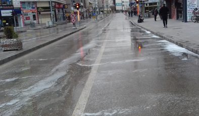 Ereğli Belediyesi tarafından cadde ve sokaklar dezenfekte ediliyor