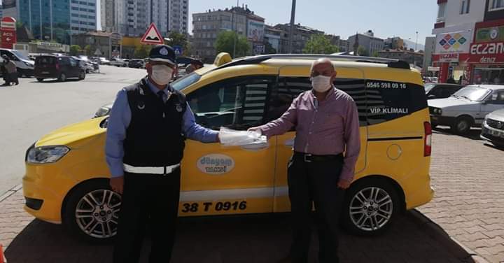Kocasinan Belediyesi Taksicilere Maske Dağıttı