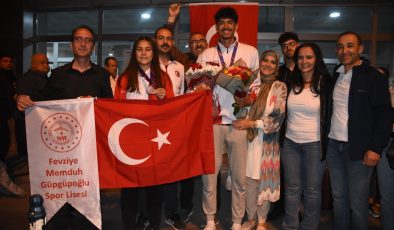 Madalya kazanan sporcular Kayseri’ye döndü