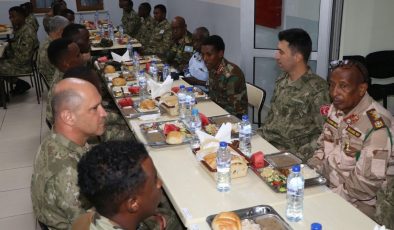 Mehmetçik ile Somalili askerler iftar yemeğinde buluştu