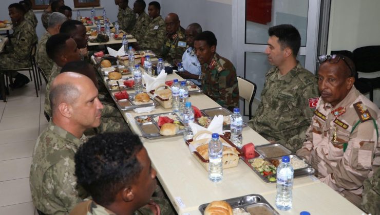 Mehmetçik ile Somalili askerler iftar yemeğinde buluştu