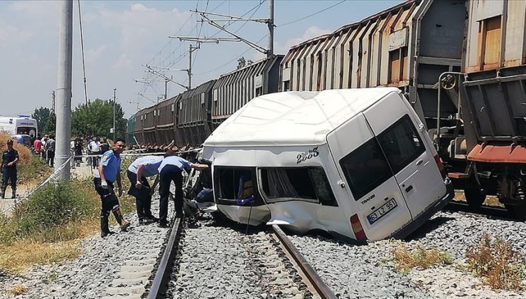 Mersin’in Tarsus İlçesinde Tren, Minibüse Çarptı! 1 Ölü, 8 Yaralı Var