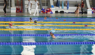Okullar arası minikler yüzme yarışları yapıldı