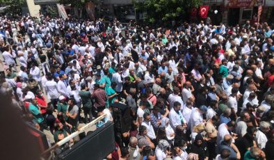 Sağlık Bakanı Koca’ya alkışlı ve ıslıklı protesto