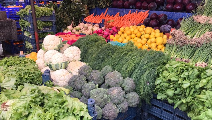 Semt pazarında güncel sebze ve meyve fiyatları