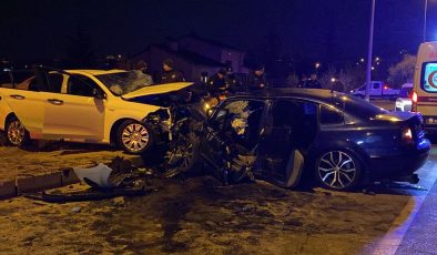 2 otomobil kafa kafaya çarpıştı: 2 ölü, 6 yaralı