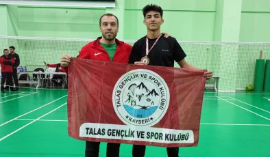 Kayserili badmintoncu Türkiye üçüncüsü oldu