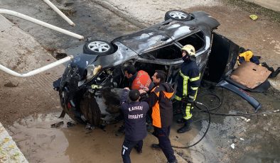 Su kanalına düşen araç yandı: 3 yaralı