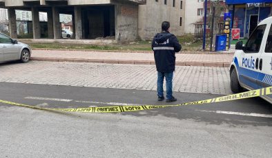 Şehir merkezinde 2 kişi silahla vuruldu