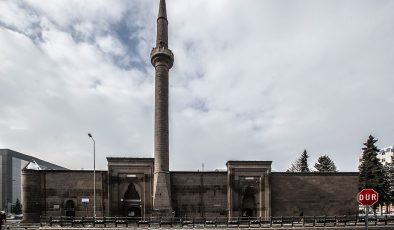 Tarihi caminin minaresi tehlike arz ediyor
