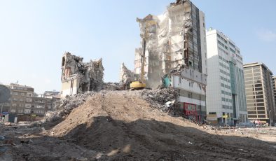 O bina ve Nurdoğan Camii ağır hasar aldı