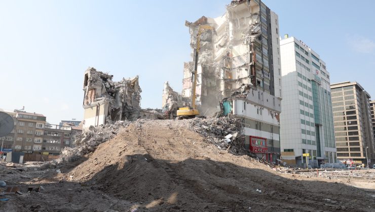 O bina ve Nurdoğan Camii ağır hasar aldı