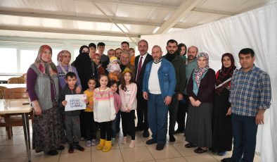 Tomarza’da depremzede vatandaşları yurtta ziyaret etti