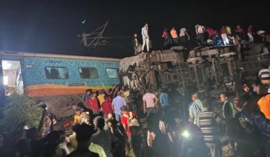Hindistan’da tren kazası 233 ölü
