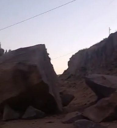 Kayalıktan düşen parçalar yolu kapattı