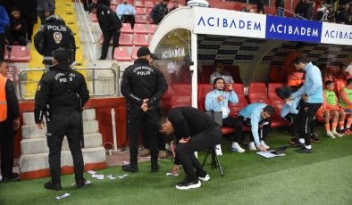 Taraftar Kayserispor – Başakşehir maçı öncesi sahaya üzerinde Çağdaş Atan olan Euro attı