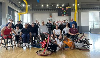 Bedensel engelli basketbolcular ile öğretmenleri gösteri yaptı