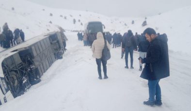 Sivas’ta devrilen yolcu otobüsündeki 11 kişi yaralandı