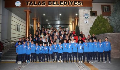Talasgücü Belediyespor U14 takımını  Başkan Yalçın karşıladı