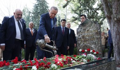 Erdoğan,Türkeş’in  mezarını ziyaret etti