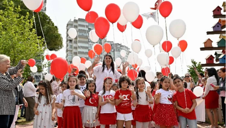 Antalya’dan kırmızı beyaz balonları gökyüzüne bırakıldı