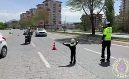 Minik trafik polisleri 23 Nisan’da denetim yaptı