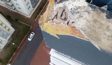 Kayseri’de bir binanın çatısına yıldırım düştü