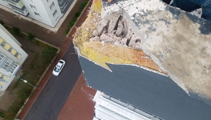 Kayseri’de bir binanın çatısına yıldırım düştü