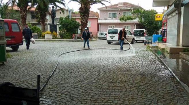 Dilovası’nda cadde ve sokaklar tazyikli suyla yıkanıyor