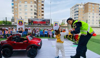 Jandarma ekiplerinden çocuklara trafik eğitimi