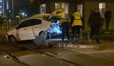 Hemzemin geçitte tren otomobile çarptı: 1 yaralı