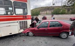 Halk otobüsü ile otomobil çarpıştı: 3 yaralı
