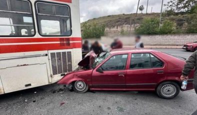 Halk otobüsü ile otomobil çarpıştı: 3 yaralı